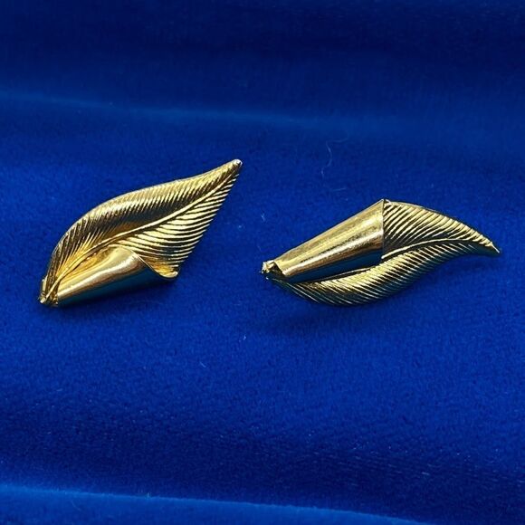 💛 Gold Tone Leaf Earrings - Picture 2 of 4